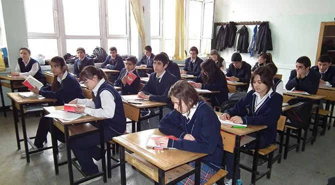 Lisede Edebiyat Dersinden Kalınca Sınıfta Kalınır mı? Sınıf Geçmek İçin Edebiyat Dersinden Geçmek Zorunlu mu?