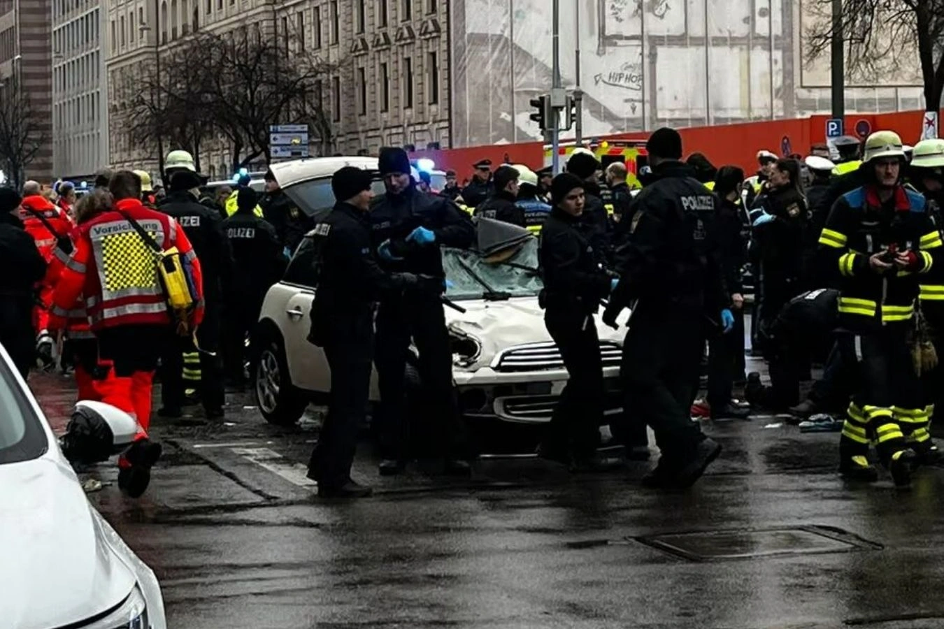 Almanya’nın Münih kentinde bir Mini Cooper marka bir otomobilin sürücüsü,