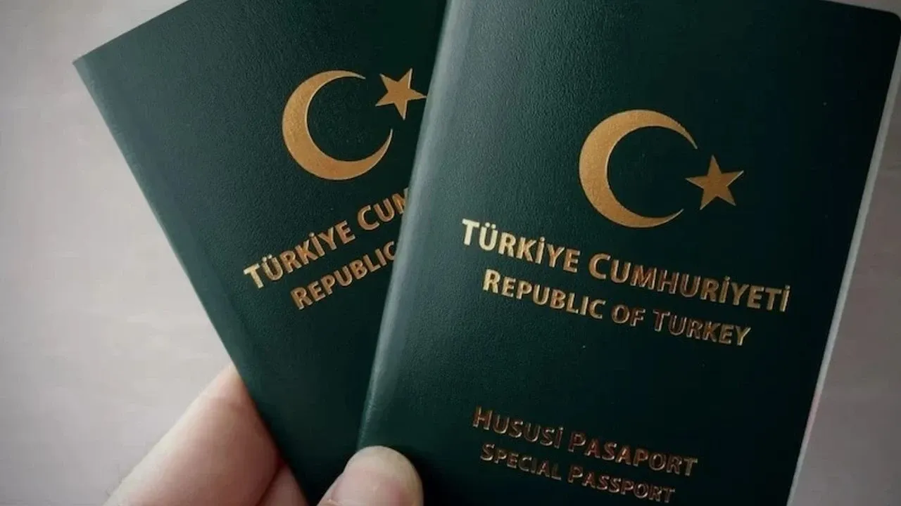 Bakan Tekin’in yeşil pasaport konusundaki açıklamalarını değerlendiren Özgür Sezer, “Özel