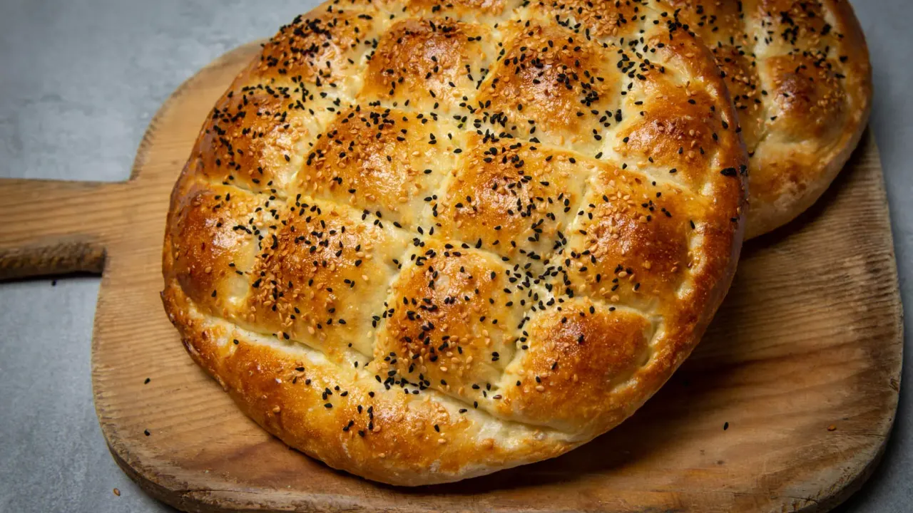 Ramazan ayının yaklaşmasıyla birlikte vatandaşlar, Ramazan pidesi fiyatlarını araştırmaya başladı.