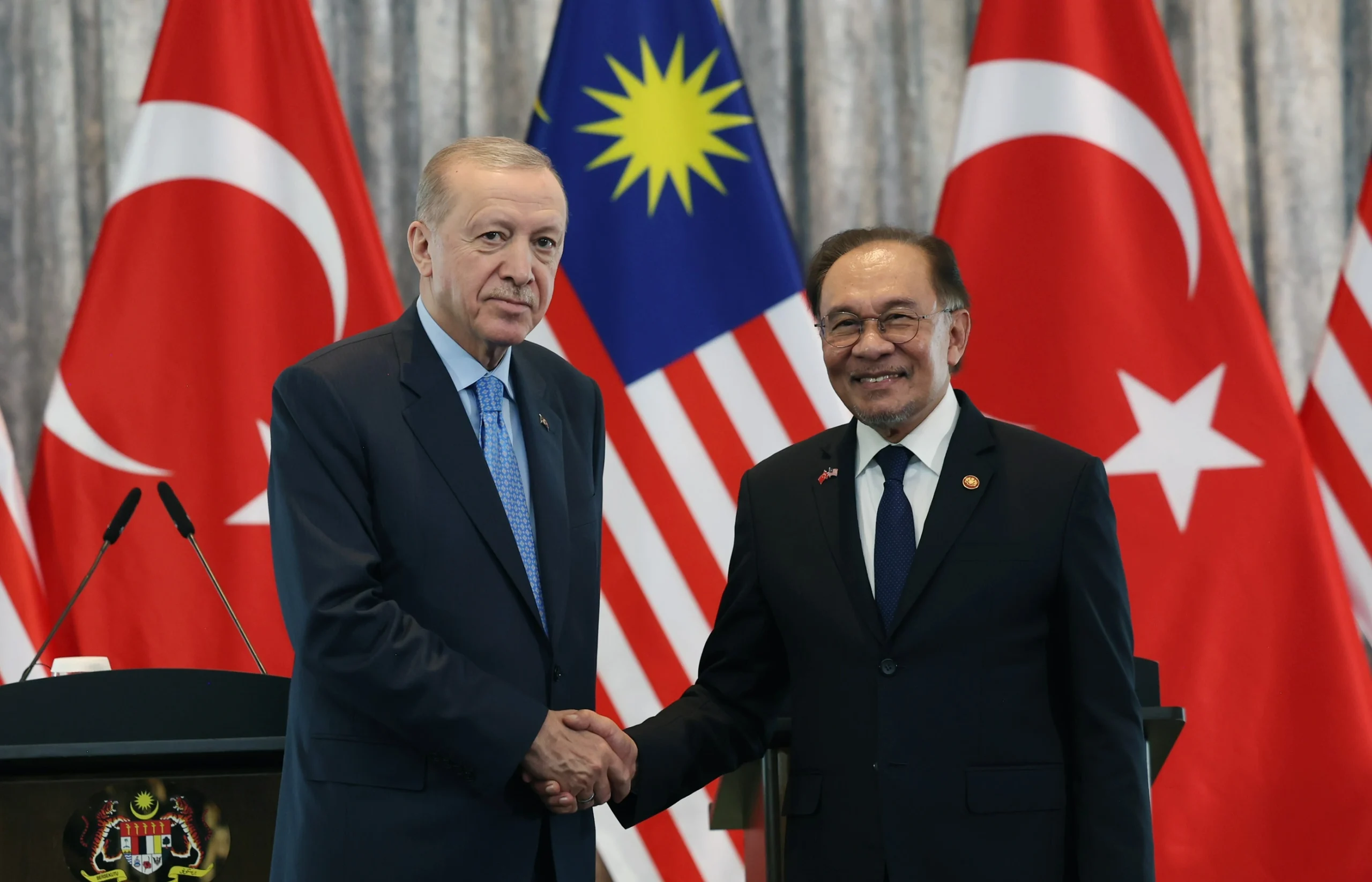 Buna göre, Malezya Başbakanı Enver İbrahim’in davetlisi olarak ülkeye resmi