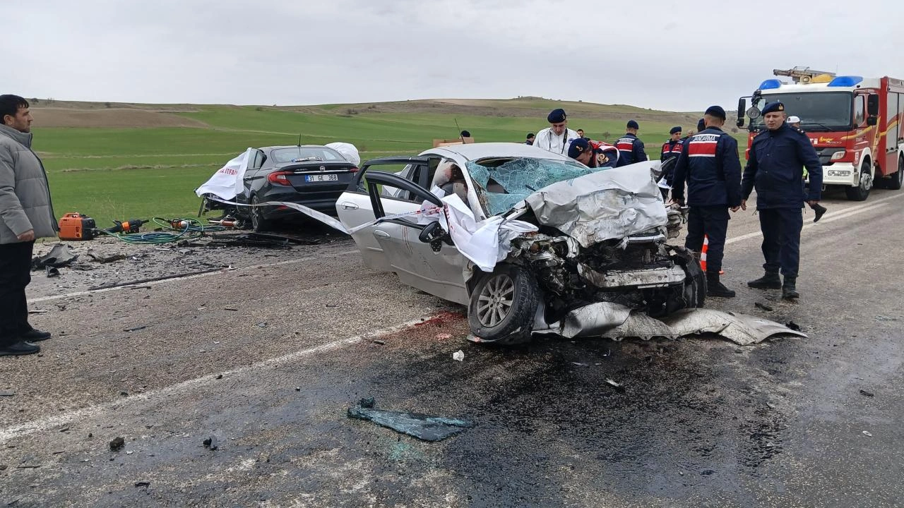 Ankara’nın Haymana ilçesinde iki otomobilin çarpışması sonucu 6 kişi yaşamını