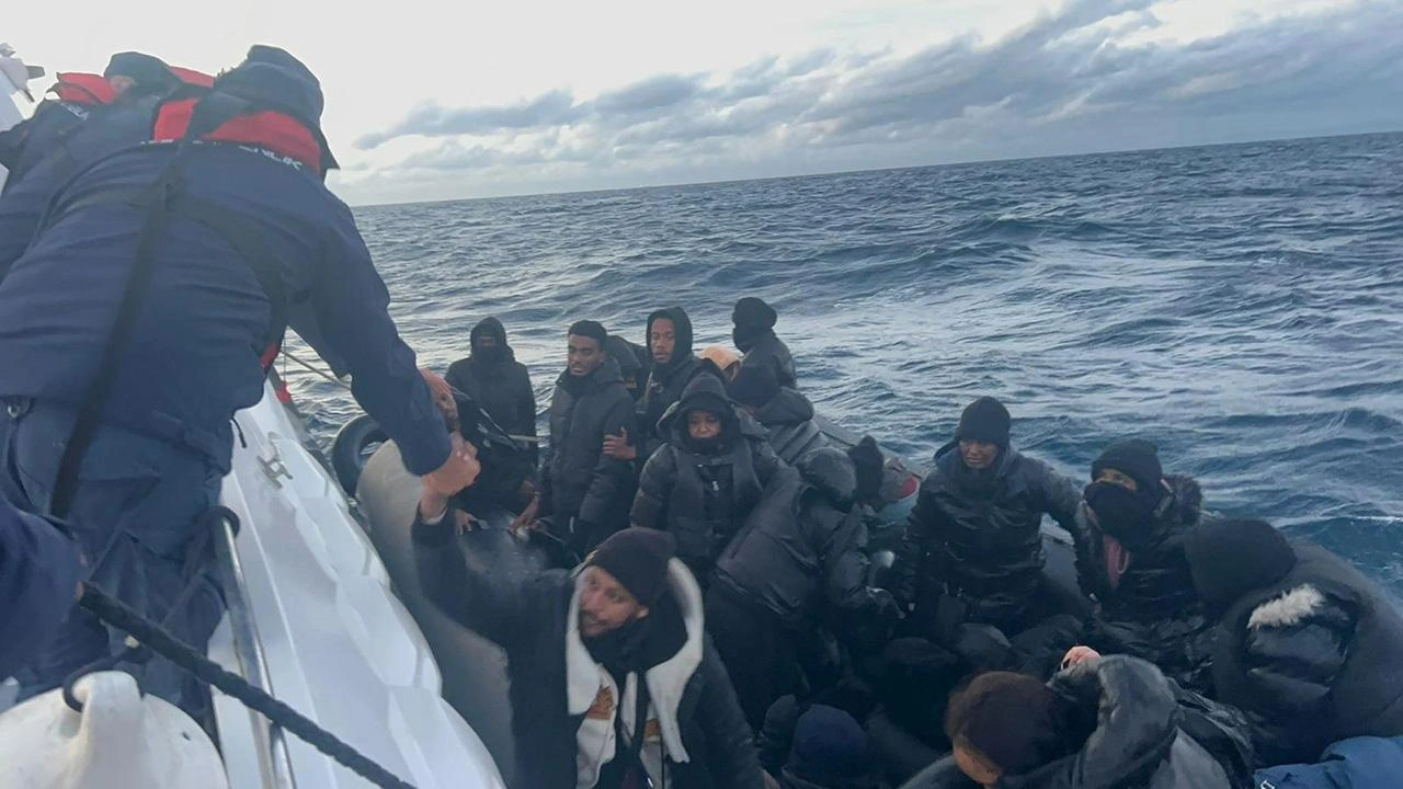 Sahil Güvenlik Komutanlığı ekipleri, Ayvalık açıklarındaki lastik botta düzensiz göçmenlerin
