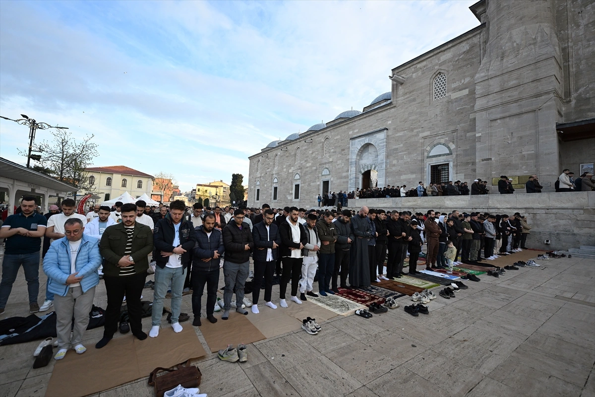 Ramazan ayının bitmesiyle vatandaşlar bayram namazı için camileri doldurdu. İlk