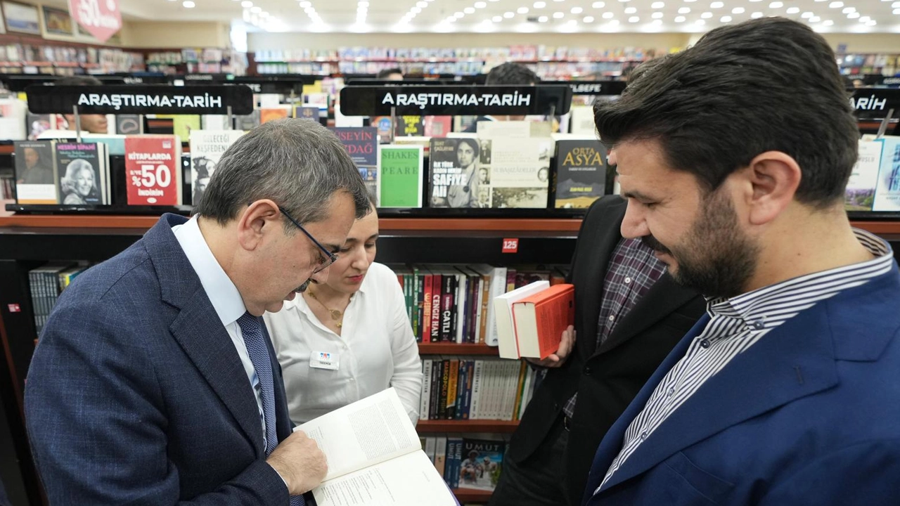 CHP'nin boykot çağrısına tepki! Bakan Tekin'den D&R'a ziyaret