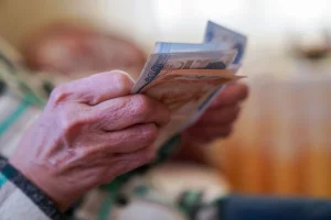 Yaklaşık 16.5 milyon emeklinin beklediği bayram ikramiyesine son nokta konuldu.