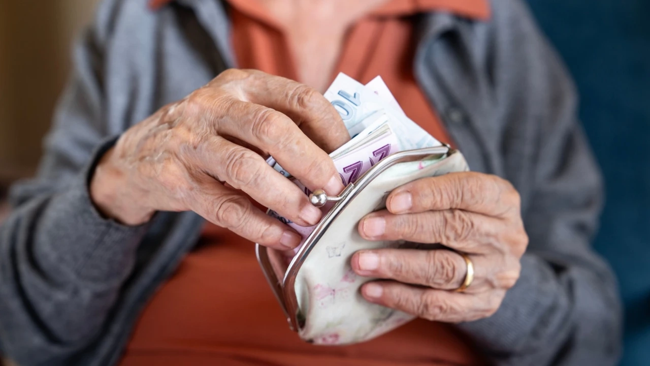 Emekli bayram ikramiyesinin 4 bin liraya yükseltilmesi ile doğum yardımına