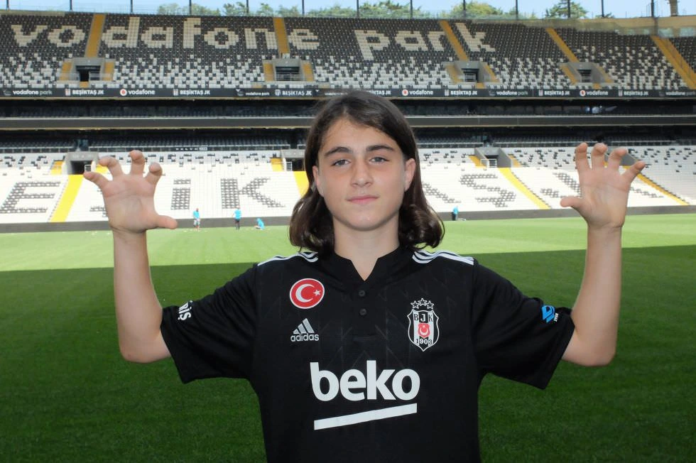 Beşiktaş’ın Genç Yıldızı Enes Çinemre, U18 Milli Takımı’ndaki Başarılı Performansıyla