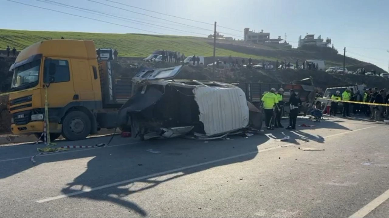 Hatay‘da işçi servisinin TIR’a çarpması sonucu 6 kişi hayatını kaybetti,
