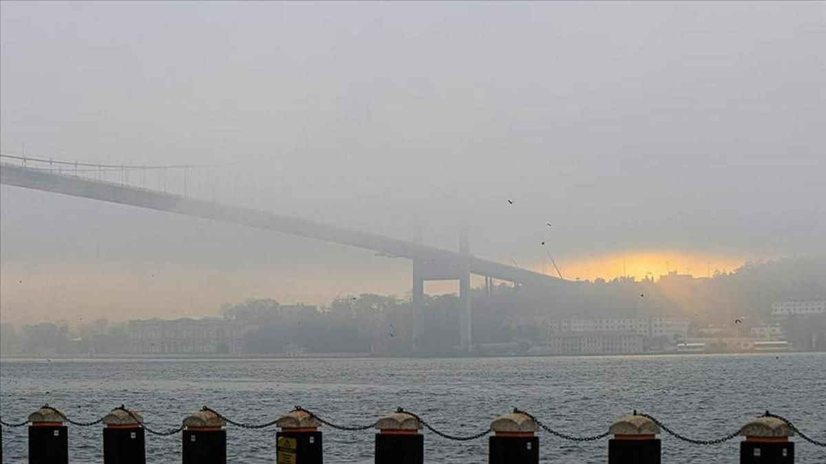 İstanbul‘da gece saatlerinden itibaren sis etkili olmaya başladı. Görüş mesafesi