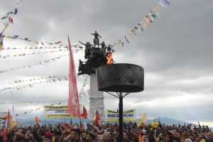 İzmir 2025 Nevruz Bayramı büyük bir coşkuyla kutlanacak. Baharın gelişi,