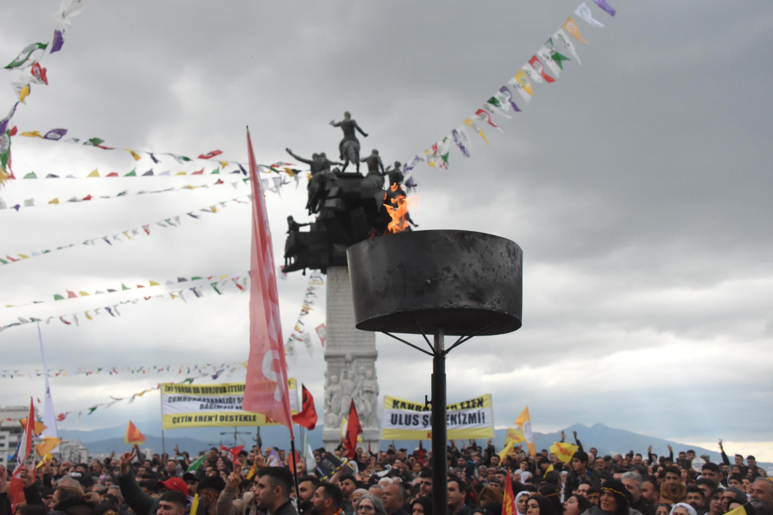 İzmir 2025 Nevruz Bayramı büyük bir coşkuyla kutlanacak. Baharın gelişi,