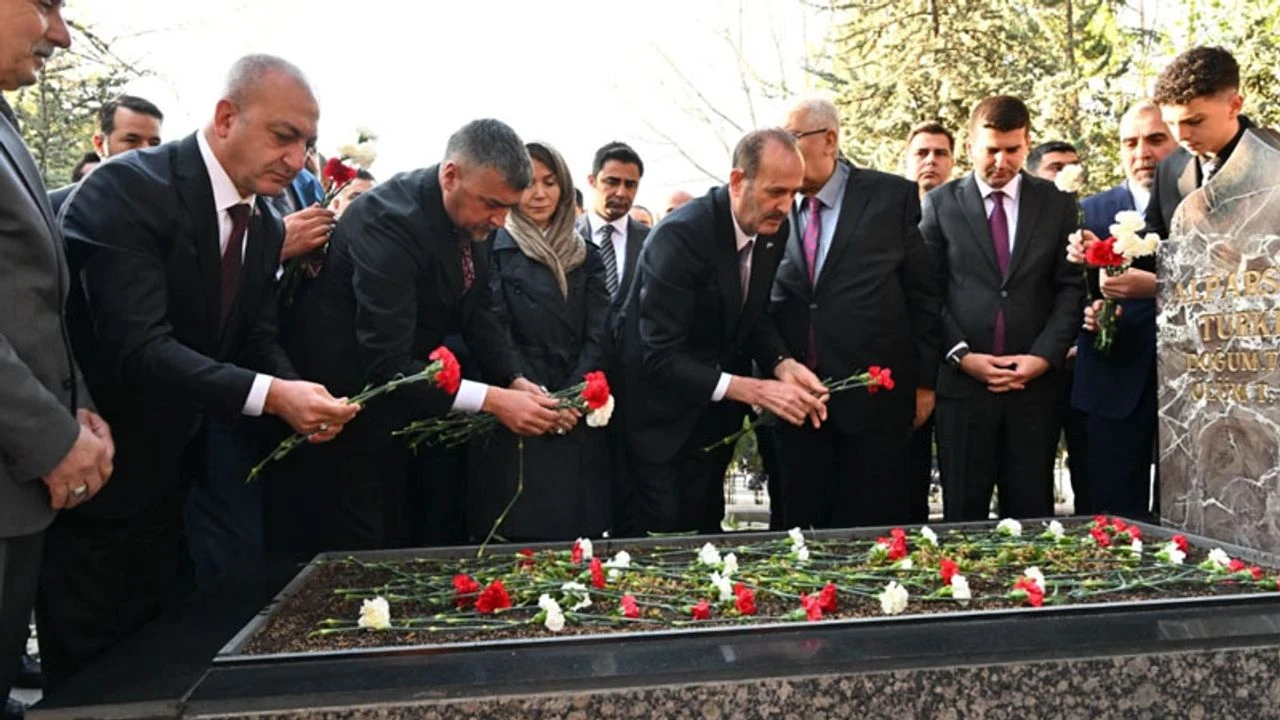 MHP’den Türkeş’in kabrine ziyaret geleneği bu Ramazan Bayramı’nda da sürdü.