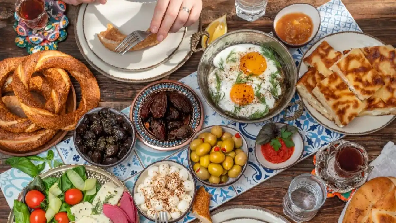 Sahurda ezan okunurken su içilir mi