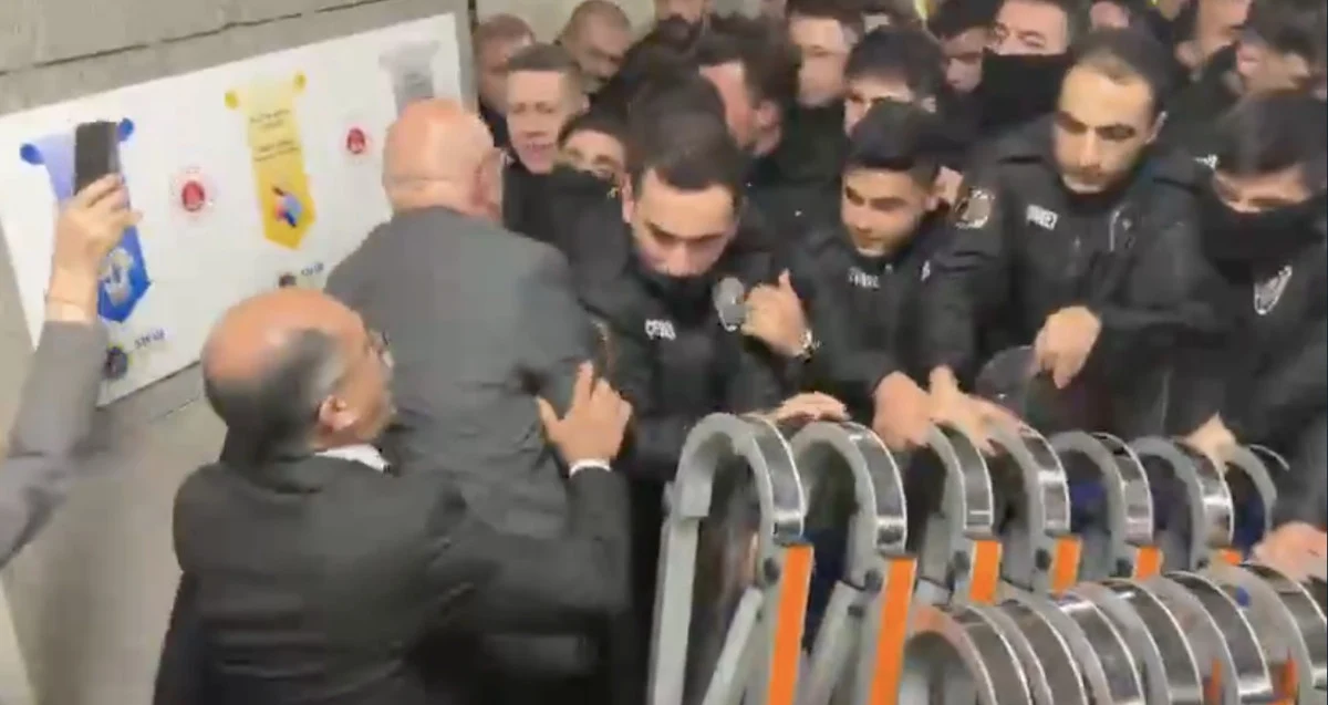 Terör ve yolsuzluk soruşturmasında gözaltına alınan İstanbul Büyükşehir Belediye Başkanı