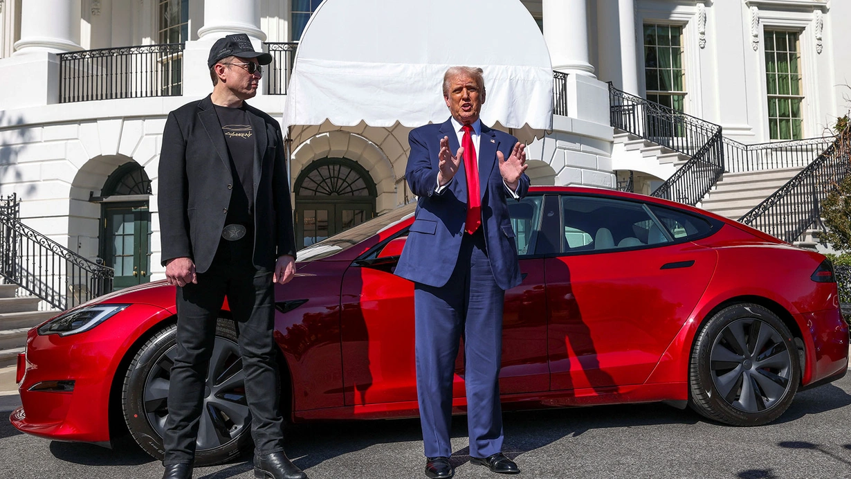 ABD Başkanı Trump, Musk ile beraber kameralar karşısına geçerek, Beyaz