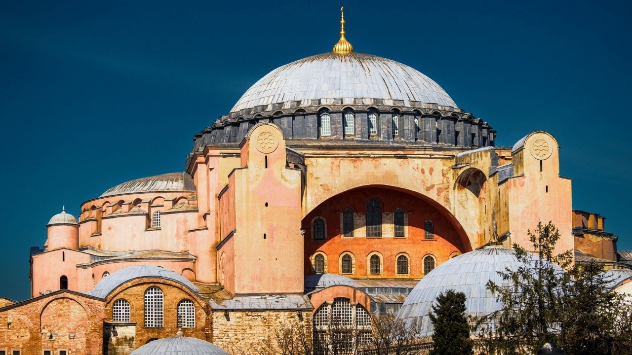 İstanbul’un tarihi simgesi Ayasofya, yalnızca bir dini yapı değil, aynı