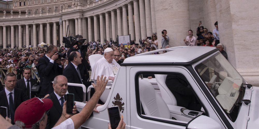88 Yaşında Ölen Papa Francis'in Rahibeyle Diyaloğu Tekrar Gündemde: "Isırmak Yok!"