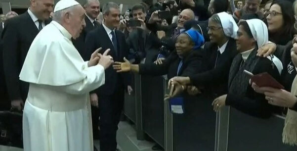 88 Yaşında Ölen Papa Francis'in Rahibeyle Diyaloğu Tekrar Gündemde: "Isırmak Yok!" 88 Yaşında Ölen Papa Francis'in Rahibeyle Diyaloğu Tekrar Gündemde: "Isırmak Yok!"