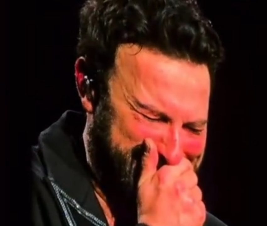 Anne Acısıyla Sarsılan Tarkan Sahneye Çıktı! Stuttgart Konserinde Gözyaşlarını Tutamadı