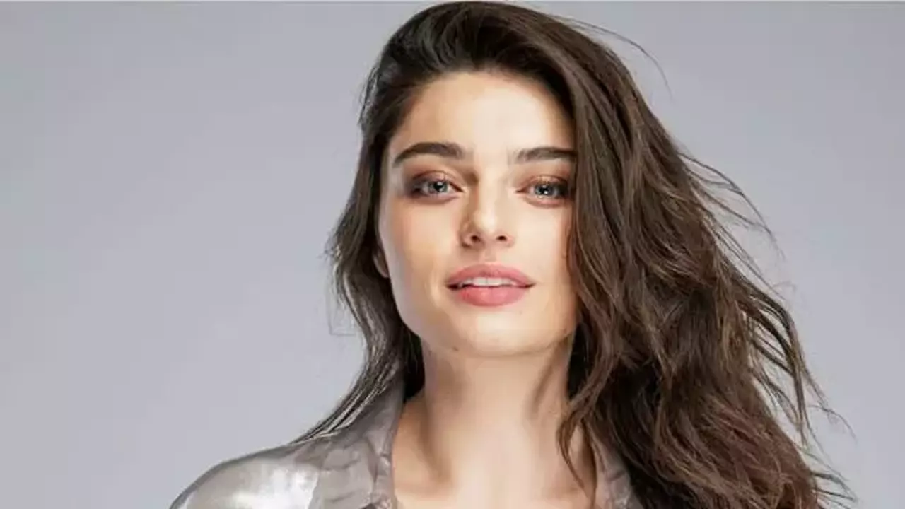 Ayça Ayşin’in Yeni Dizisi Rüzgârlı Pazar Hangi Kanalda, Hangi Platformda, Ne Zaman Başlıyor?