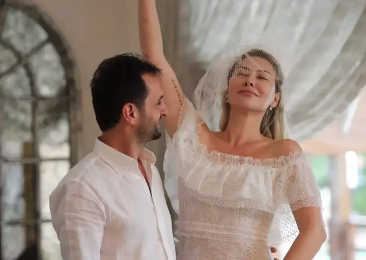 Aylin Coşkun’dan Aşkın Manifestosu: “Boşanmıyoruz, Daha Yeni Başlıyoruz!” Aylin Coşkun’dan Aşkın Manifestosu: “Boşanmıyoruz, Daha Yeni Başlıyoruz!”