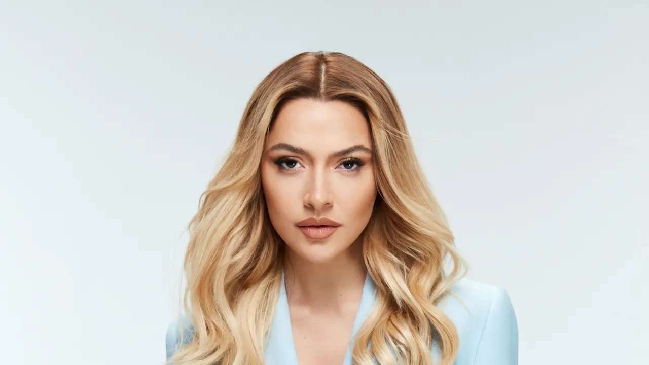 Ünlü pop yıldızı Hadise, Almanya’nın Stuttgart kentinde verdiği konserle hayranlarına