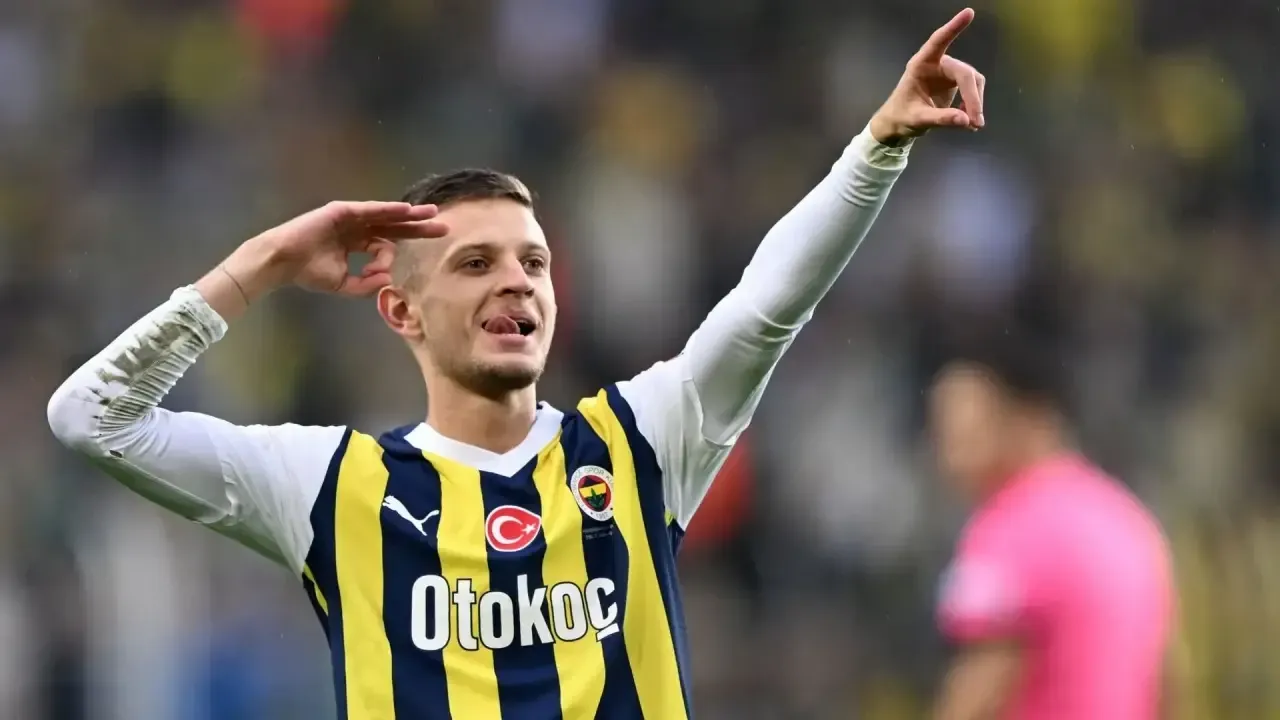 Fenerbahçe’nin Polonyalı yıldızı Sebastian Szymanski, sarı-lacivertli forma altında 100. resmi