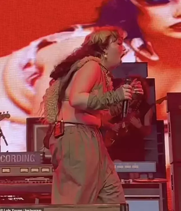 İngiliz şarkıcı Lola Young, Coachella Müzik Festivali’ndeki ilk performansında sahnede