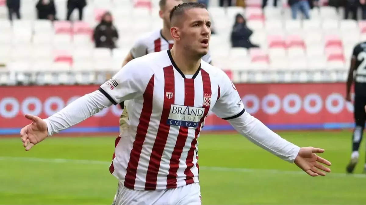Süper Lig takımlarından Sivasspor’da forma giyen Arnavut forvet Rey Manaj,