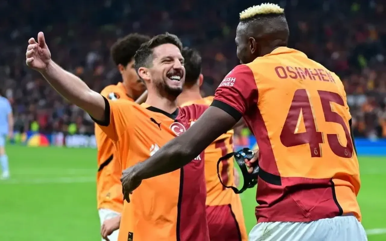 Galatasaray’ın deneyimli Belçikalı futbolcusu Dries Mertens, eski futbolcu Mikel John