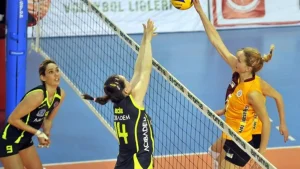Voleybol Sultanlar Ligi Play-Off yarı finalinde büyük bir çekişme yaşanıyor.