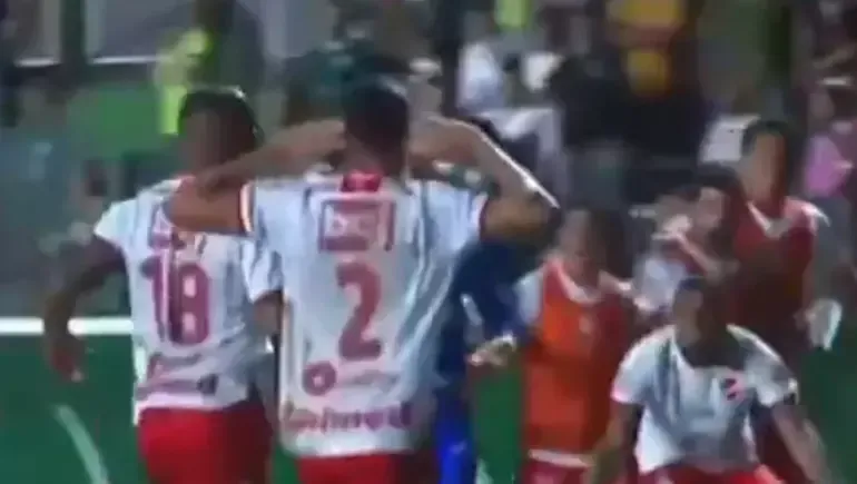 Brezilya Serie B’de oynanan Goias-Vila Nova karşılaşmasında son dakikalarda yaşanan