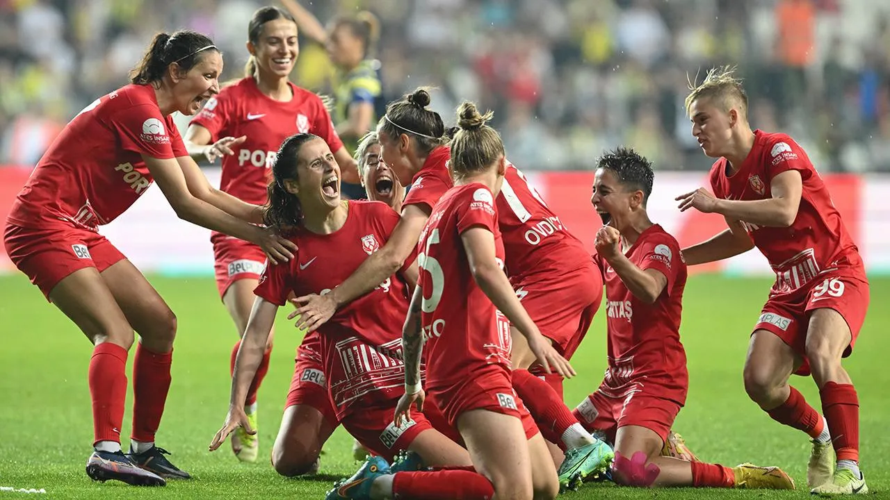 Turkcell Kadın Futbol Süper Ligi’nin son haftasına girilirken, şampiyonluk mücadelesi