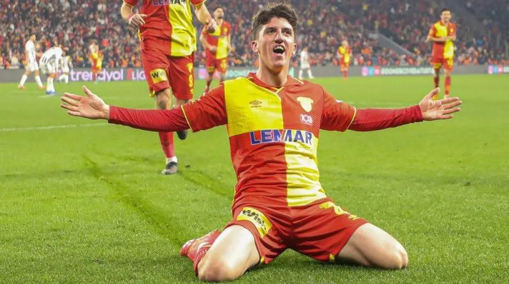 Fenerbahçe, Süper Lig’deki şampiyonluk mücadelesi verirken, gelecek sezonun transfer çalışmaları