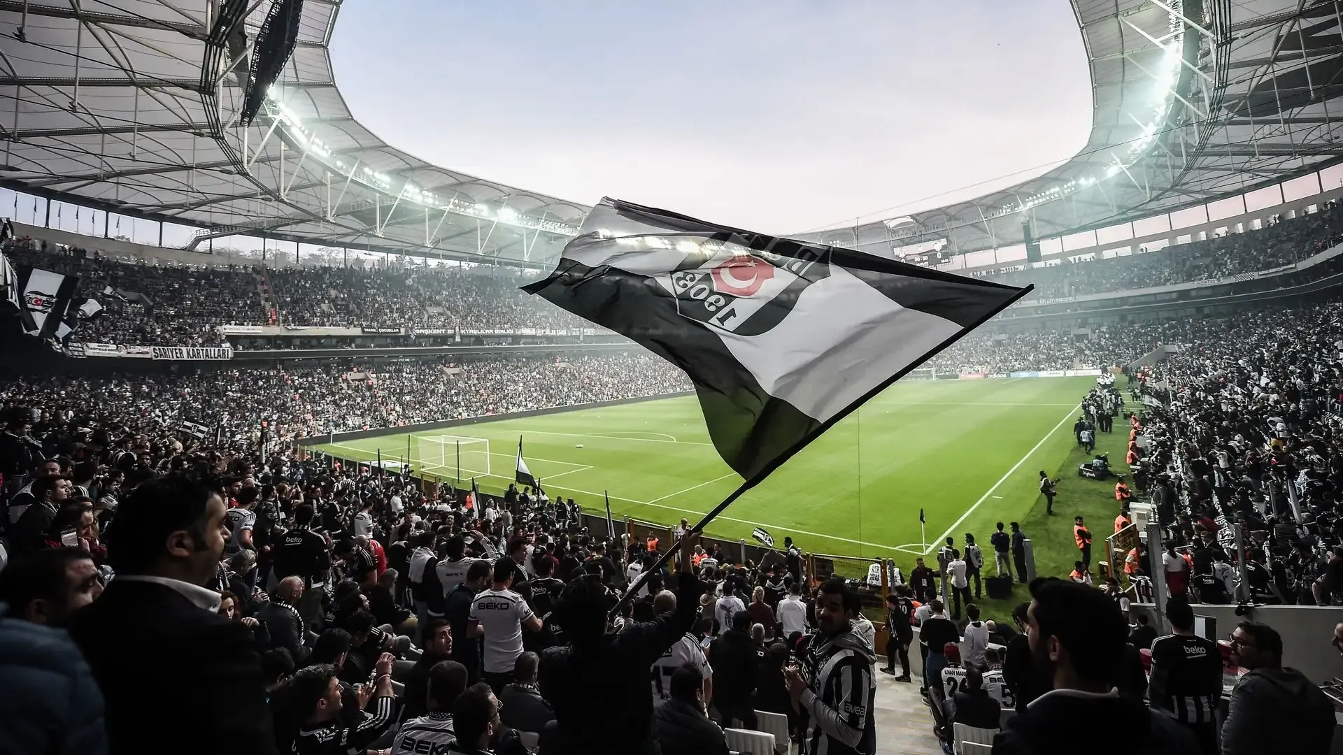 Beşiktaş, 2025-2026 sezonu için kadro çalışmalarına hız verdi. Siyah-Beyazlılar, yeni