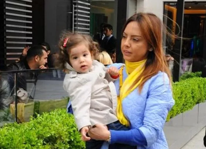 Ebru Gündeş’in Kızı Alara Zarrab Yıllar Sonra İlk Kez Görüntülendi! Güzelliğiyle Sosyal Medyayı Salladı
