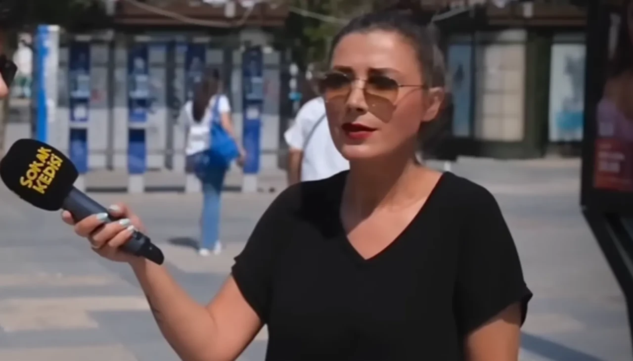 Sokak röportajlarıyla tanınan “Sokak Kedisi” hesabının kurucusu ve sunucusu Ebru