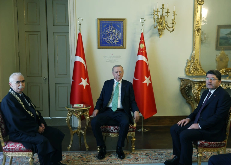 Cumhurbaşkanı Recep Tayyip Erdoğan , Anayasa Mahkemesi Başkanı Kadir Özkaya’yı