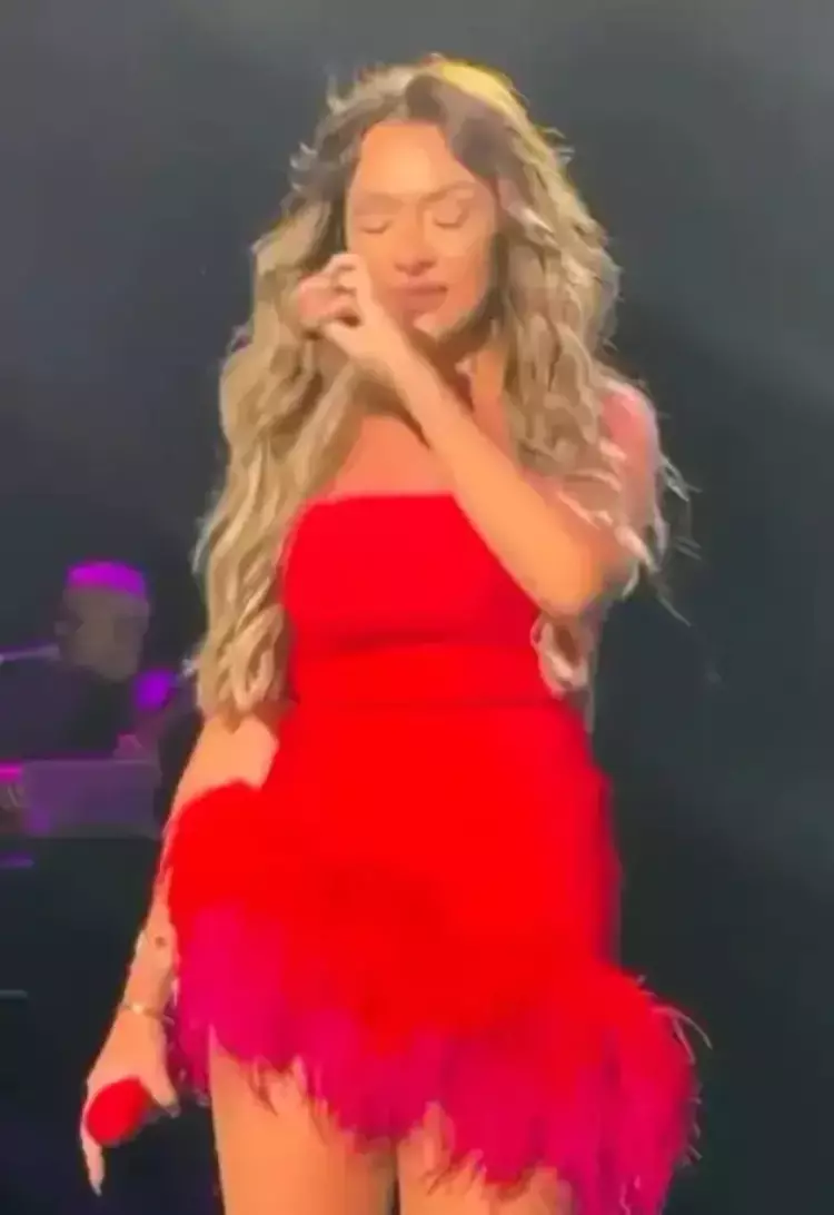 Hadise’nin Gözyaşlarına Boğulduğu An! Kırmızı Elbisesiyle Sahneyi Alev Alev Yaktı, Sürprizle Yıkıldı Hadise’nin Gözyaşlarına Boğulduğu An! Kırmızı Elbisesiyle Sahneyi Alev Alev Yaktı, Sürprizle Yıkıldı