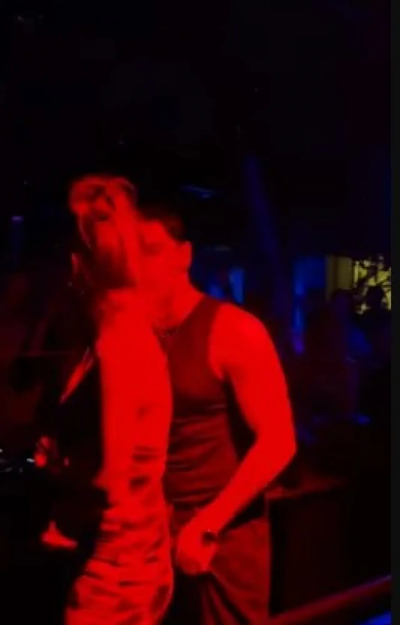 İrem Derici ve DJ Melih Kunukcu’dan Gece Kulübünde Olay Dans! O Hareket Sosyal Medyayı İkiye Böldü