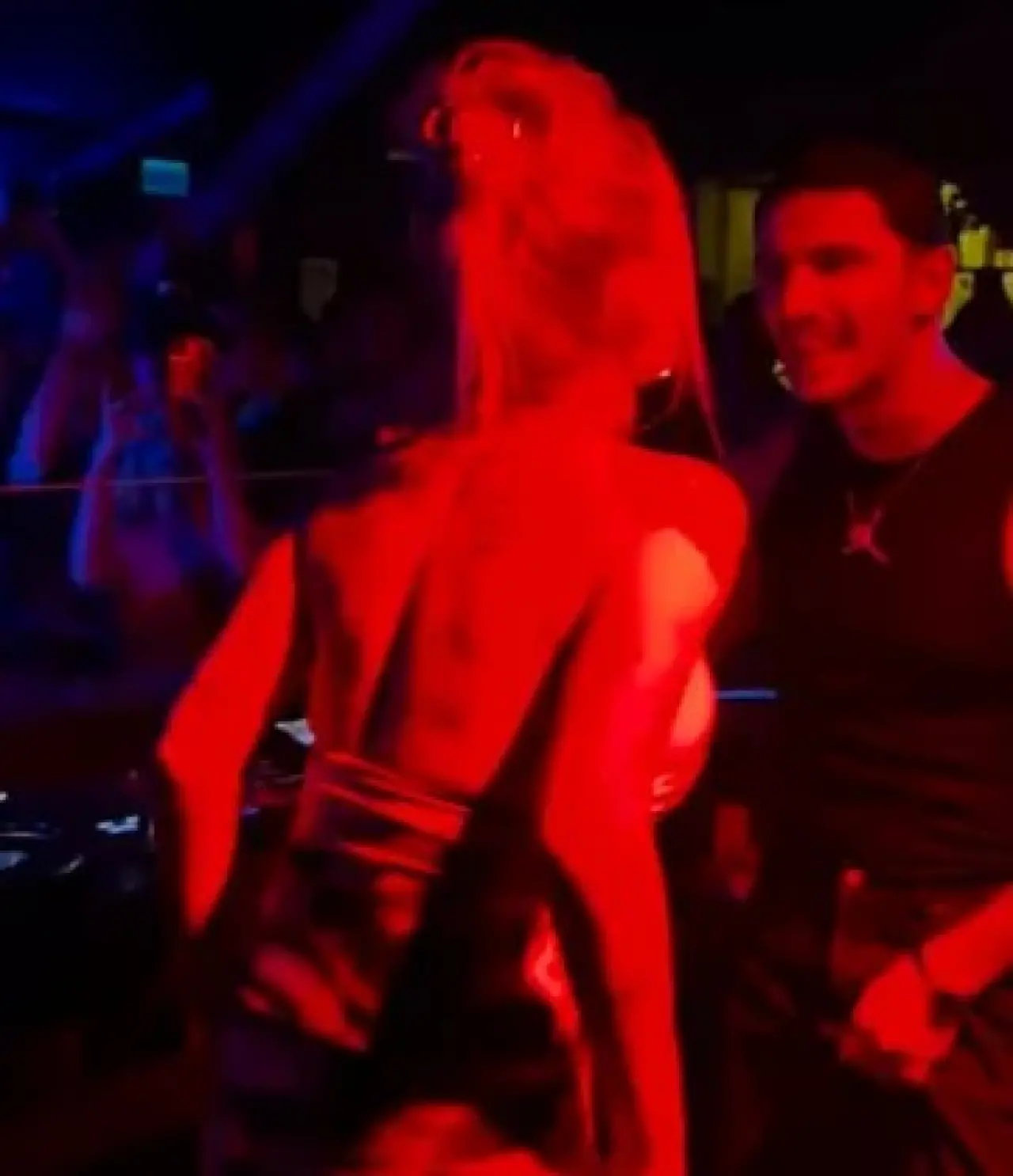 İrem Derici ve DJ Melih Kunukcu’dan Gece Kulübünde Olay Dans! O Hareket Sosyal Medyayı İkiye Böldü
