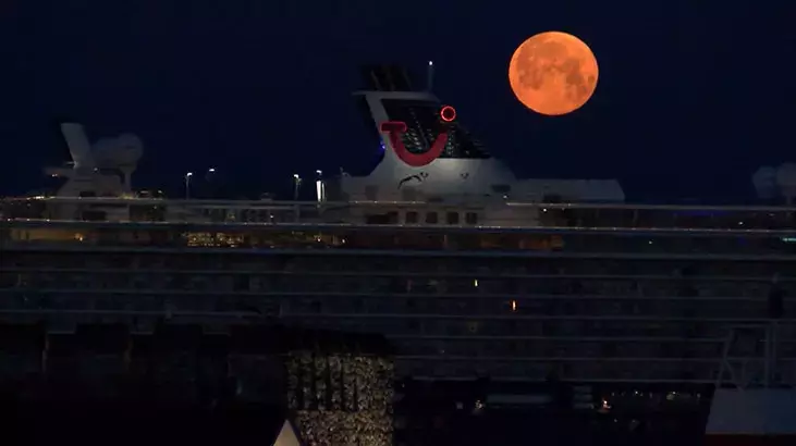 İstanbul'da Göz Kamaştıran Gökyüzü Olayı: Pembe Ay Baharın Gelişini Müjdeledi