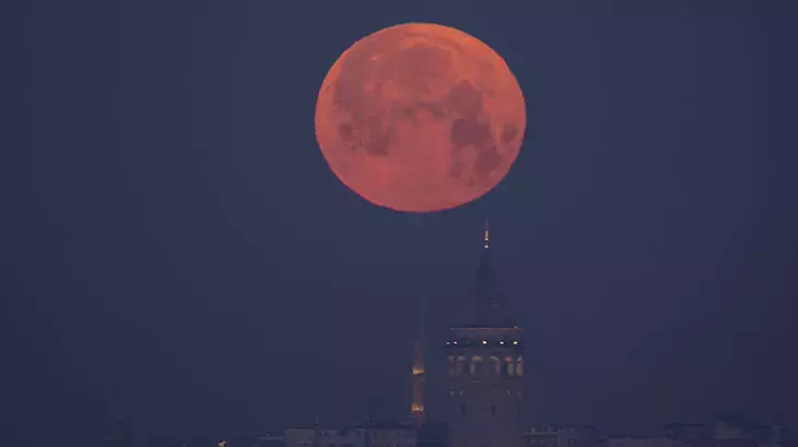 İstanbul'da Göz Kamaştıran Gökyüzü Olayı: Pembe Ay Baharın Gelişini Müjdeledi