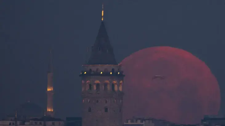 İstanbul'da Göz Kamaştıran Gökyüzü Olayı: Pembe Ay Baharın Gelişini Müjdeledi