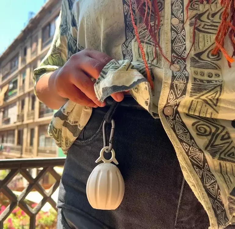 Kadınların Sokak Güvenliğine Bomba Gibi İcat: El Bombası Görünümlü Cihazla Tacize Son