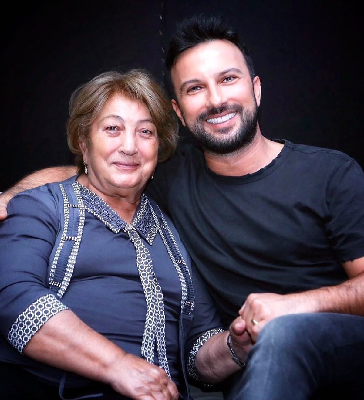 Megastar Tarkan Gözyaşlarına Boğuldu! Annesinin Ölüm Haberini Alınca Turneyi Bıraktı