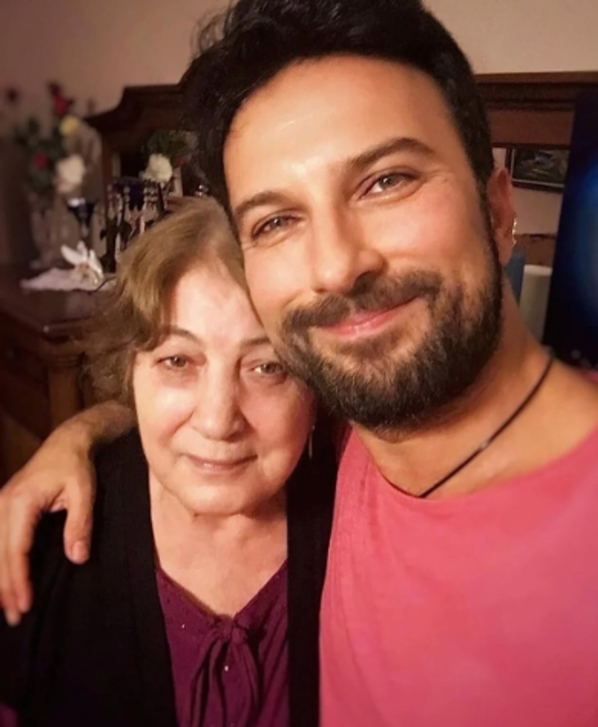 Megastar Tarkan Gözyaşlarına Boğuldu! Annesinin Ölüm Haberini Alınca Turneyi Bıraktı