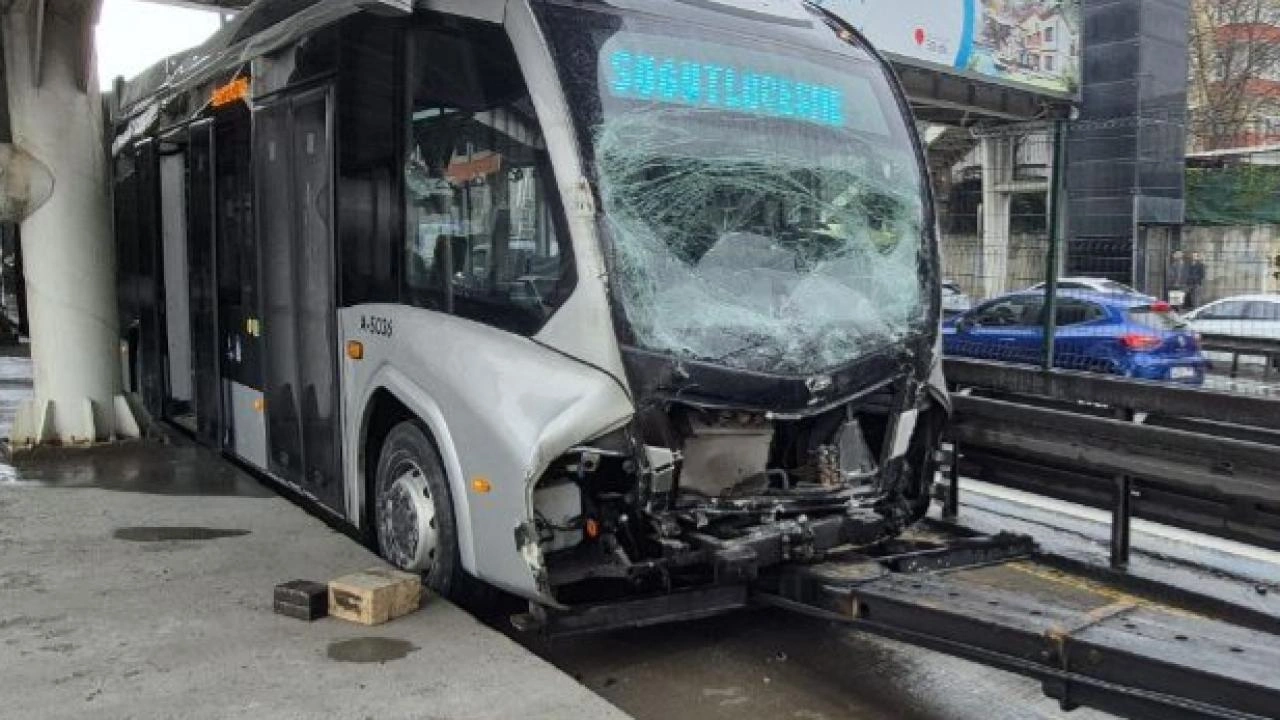 Söğütlüçeşme istikametinde seyir halindeki metrobüs Büyükşehir Belediyesi Sosyal Tesisleri durağında