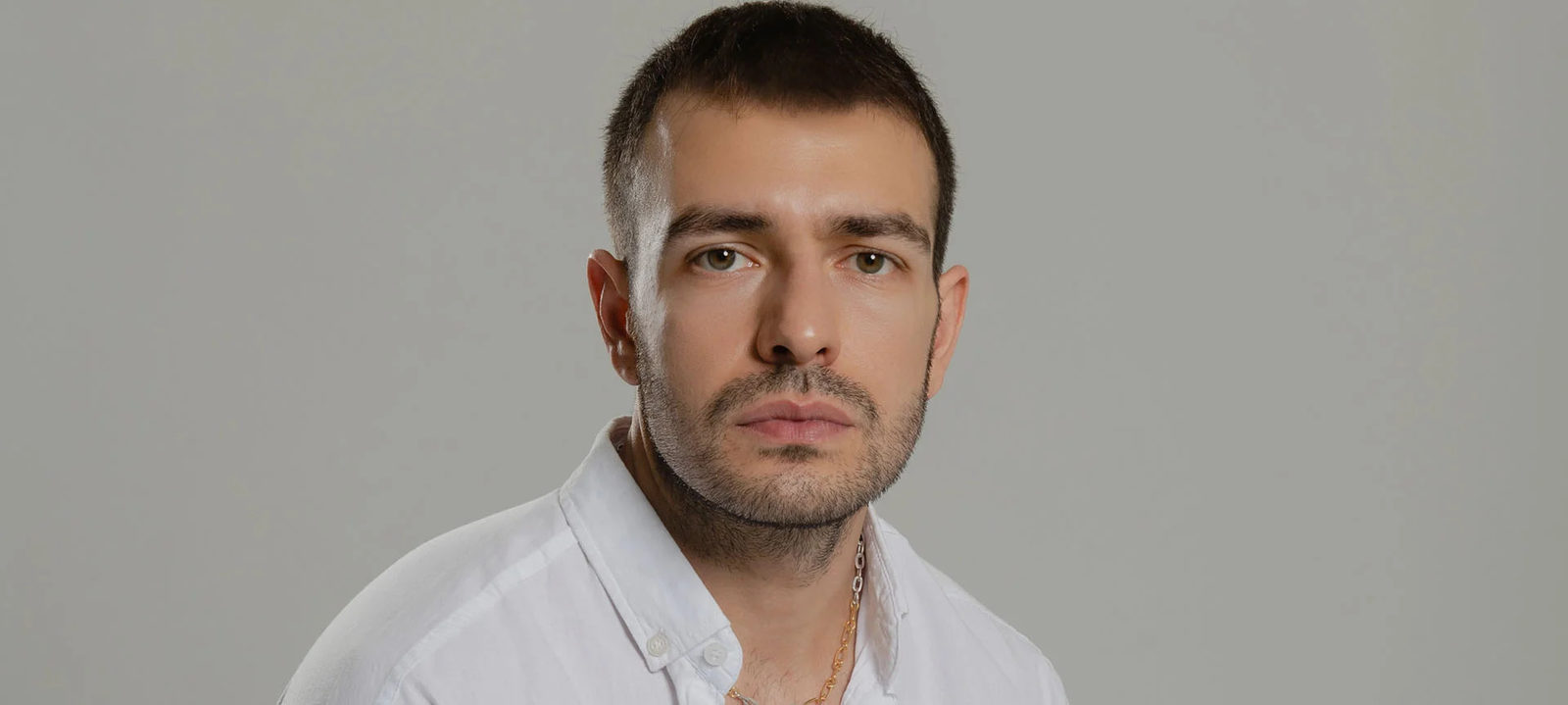 Özgür Cem Tuğluk Kimdir, Rüzgârlı Pazar’da Başrol Mü? Boyu, Kilosu, Yaşı Kaç? Aslen Nereli, Sevgilisi Kim, Hangi Dizi ve Filmlerde Rol Aldı?
